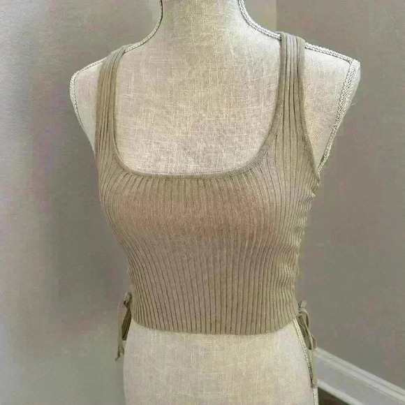 Beautiful tan Crop top - Small - Picture 4 of 6